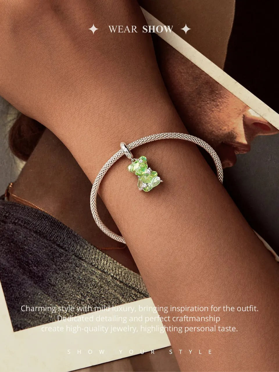 Sterling Silber niedlicher Bär Charm mit grünen Kristall-Details