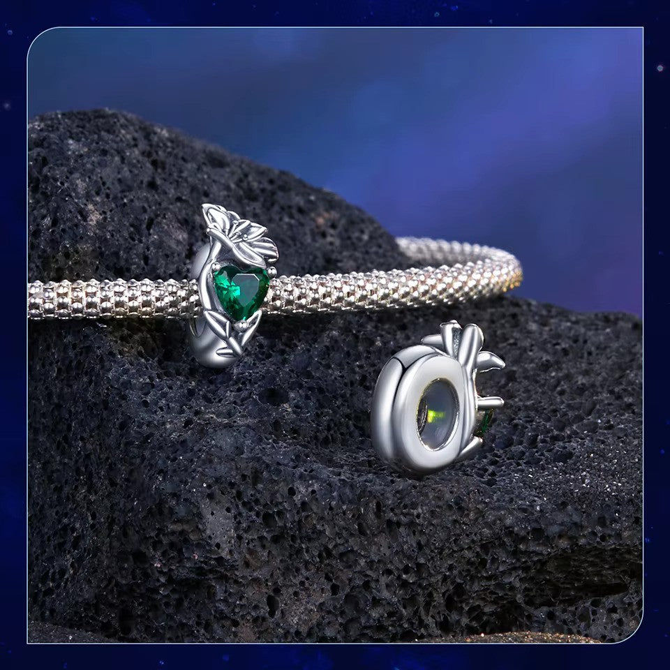 Charm-Anhänger Mai lilie aus 925er Sterlingsilber mit grünem Geburtsstein