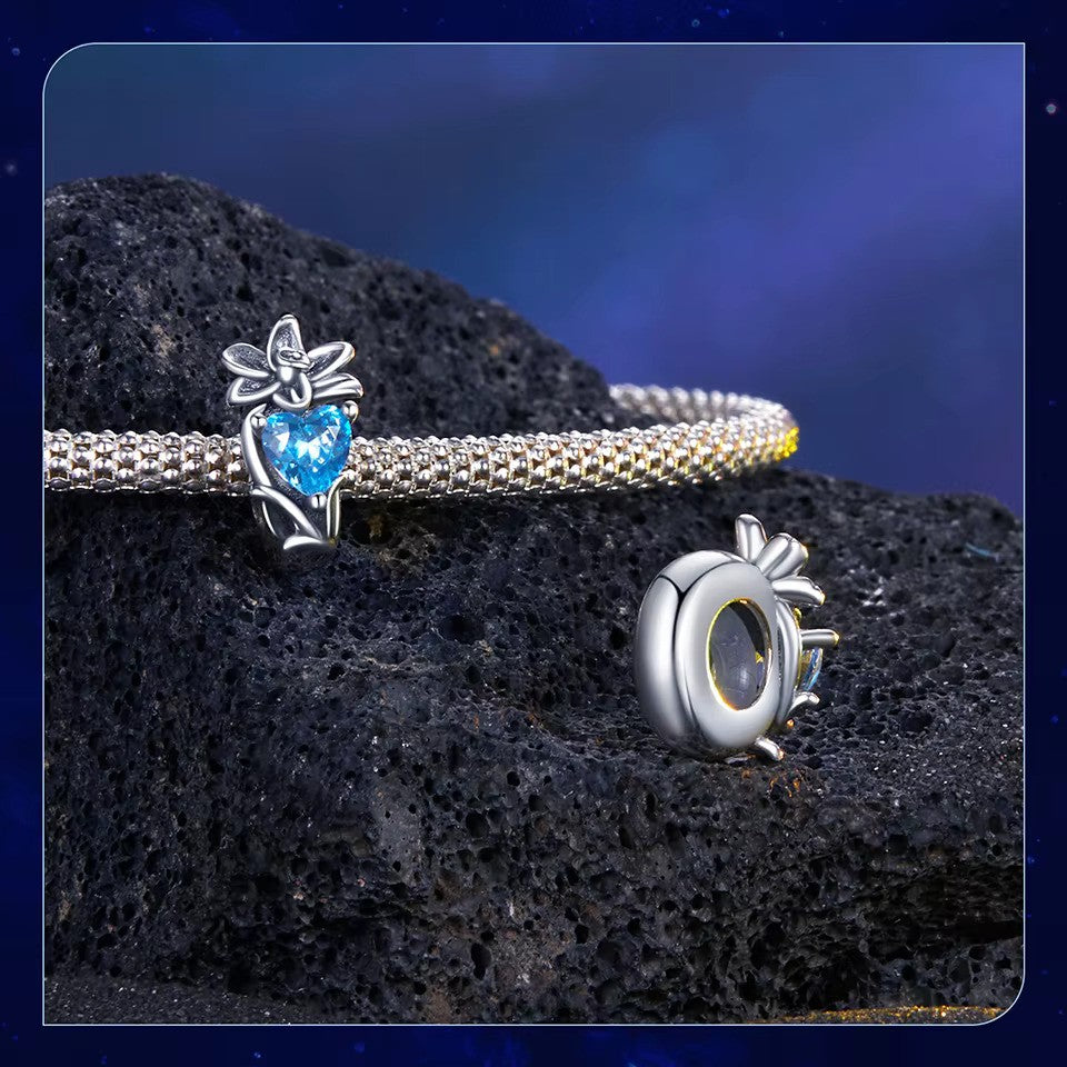 Charm-Anhänger „März-Narzisse“ aus 925er Sterlingsilber mit blauem Geburtsstein